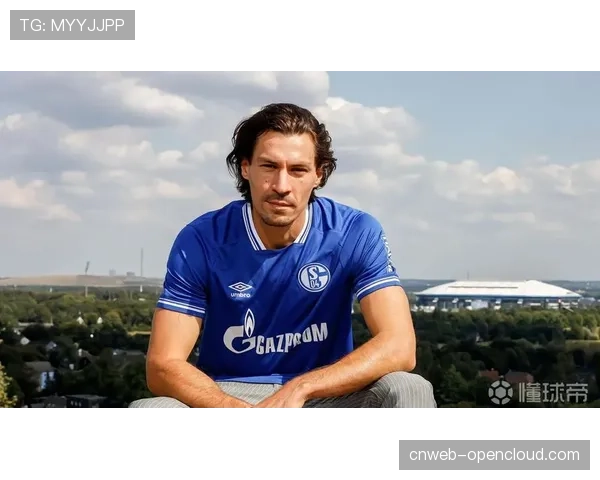 官方：沙尔克04与年轻中场续约至2029年